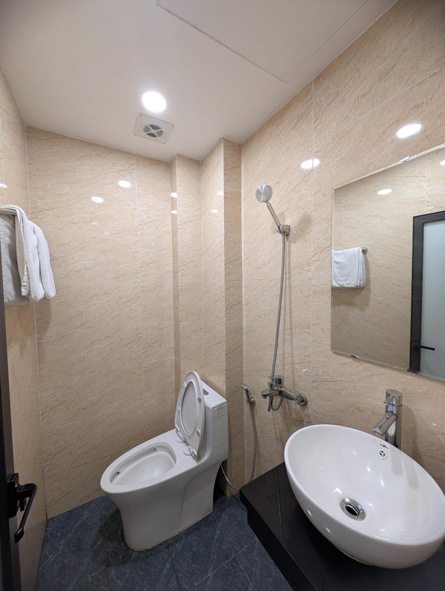 Era Apartment 158 Nguyen Khanh Toan ハノイ市 エクステリア 写真